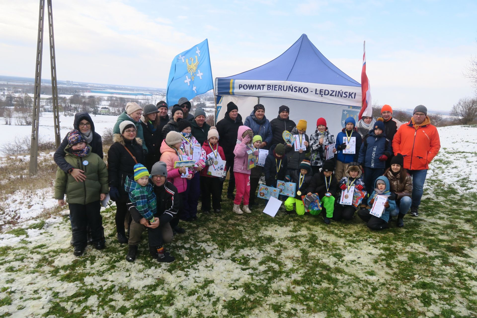 Zdjęcie grupowe uczestników wraz z opieukami oraz organizatorami zawodów